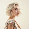 korte blonde bob met slag met jurk en tattoo